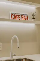 LED 간접조명과 카페 사인이 있는 미니 바 공간